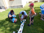 Společné odpoledne rodičů a dětí - natírání popelnic